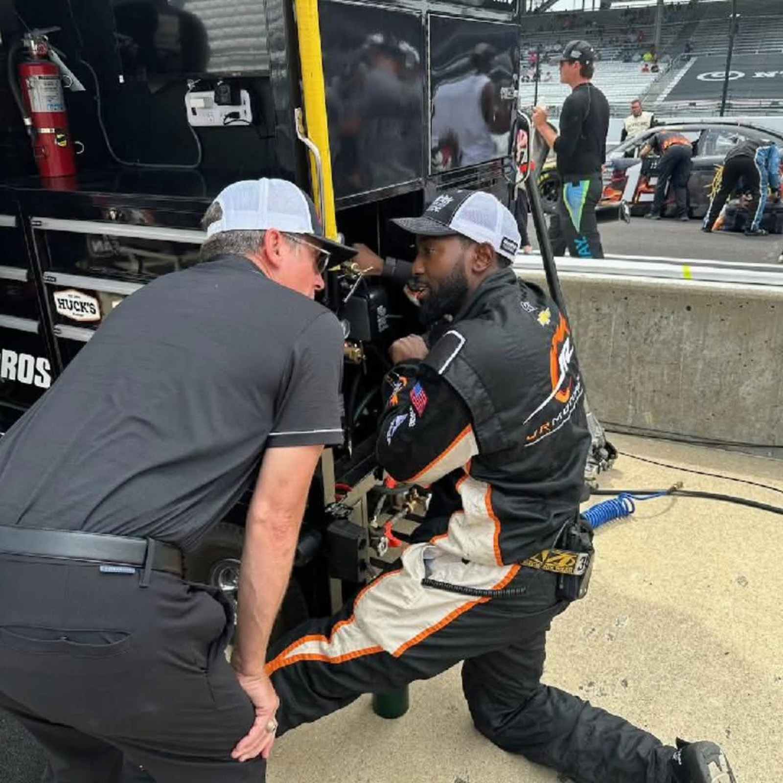 Donnie Floyd talking with a pit crew member